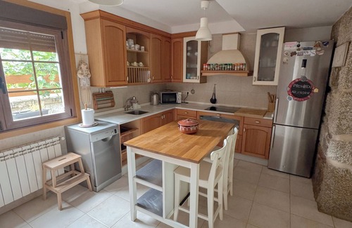 Cenlle Cottage | Large, bright house with two floors, garden and outdoor garage. Termas - wine