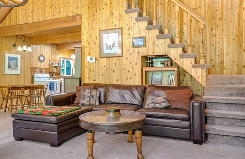 Elk Meadows Cabin | Large cabin with fast WiFi & outdoor dining area - direct access to Yakima River