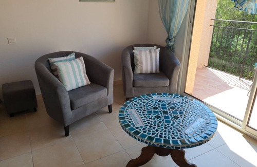 Aubais Bed & Breakfast | Large Chambre D'hôtes (4) Avec Terrasse au Calme. Pets Accepted