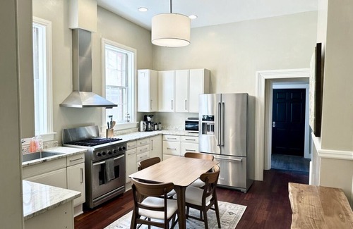 Jackson Ward House | Large City Center House - 7 BEDS/2 BA w/parking