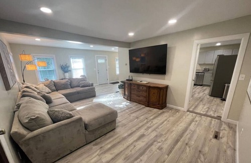 Windsor House | Large, Comfy Family House w/Lake & Beach access
