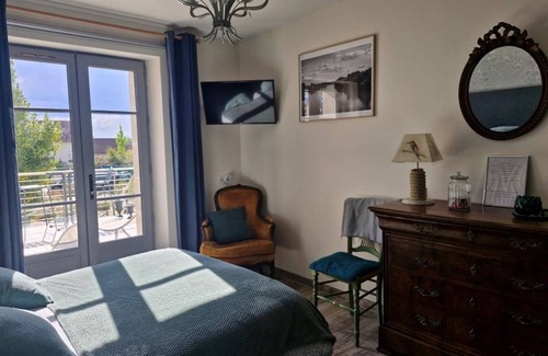 Briare Bed & Breakfast | Large Cottage with Canal View, Near Town Center, Pet-Friendly Room Available