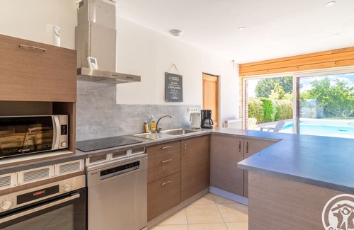 Marans Cottage | Large country house with pool and air conditioning