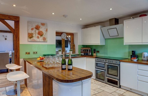 Hungerford House | Large Country Idyll for Families or Party Groups - Sleeps 18, Hot Tub & Garden