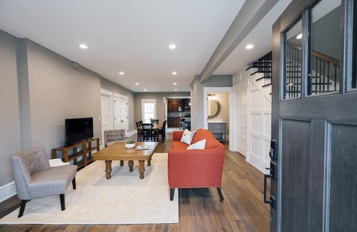 Pella House | Large Cozy Home in Heart of downtown Pella