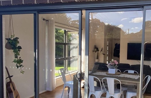 Glenroy House | Large cozy house 15 mins drive to the city, 2 mins to train & 10 mins to airport