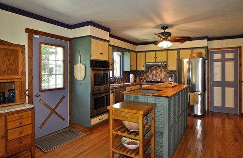 Mount Marion House | LARGE COZY Sleeps 7 Main House + Opt. Apt 4 More (+Fee) Pool/Pond!