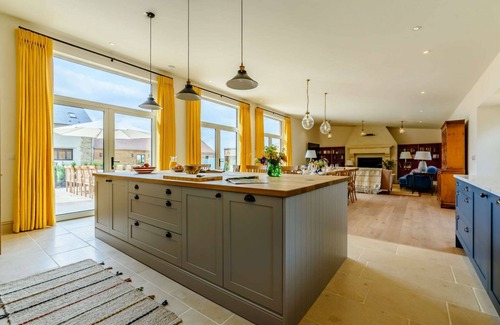 Little Coxwell House | Large dog friendly holiday home with a hot tub in the Cotswolds - Coppers Barn
