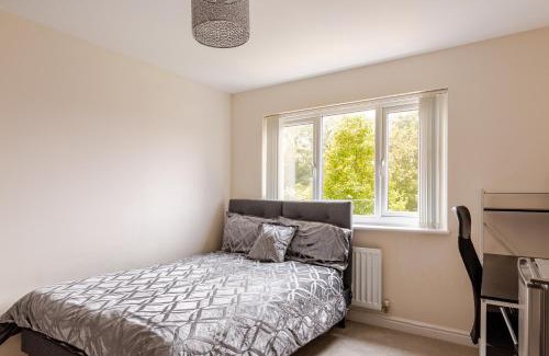 Swindon House | Large Double Room & Private EnSuite Bathroom, Badbury Park, Swindon, Near Great Western Hospital