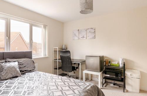 Swindon House | Large Double Room & Private EnSuite Bathroom, Badbury Park, Swindon, Near Great Western Hospital