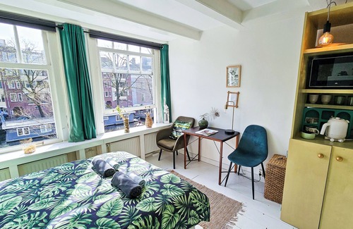 Plantage Bed & Breakfast | Large en-suite room in historic Canalhouse from 1729