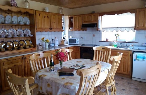 Ballinskelligs House | Large family friendly cottage, great wifi, 500 meters from beach, bar & resto!