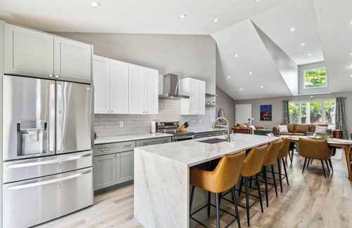 Andover House | Large Family Gathering Space: Sleeps 17! Kid Friendly Game Room, with 6 TVs!