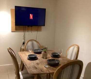 River House | Large Family Home, Pet Friendly, 4 Bed 2 Bath House, Sleeps 10, Free Wi-Fi, Free Parking