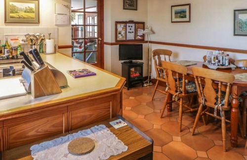 Alford House | Large family or group home, 7 Bedrooms with Hot Tub & BBQ House