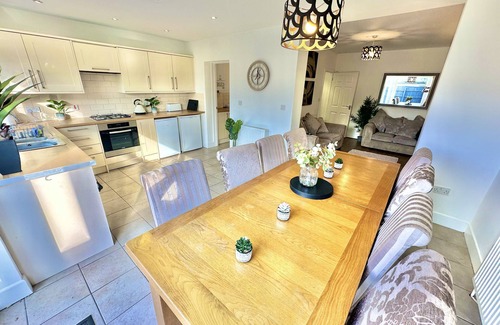 Poole House | Large Four Bedroom - With Hot Tub and Parking - Sleeps 8