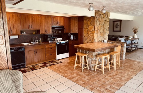 Force House | Large fully-furnished family home nestled in beautiful elk country.