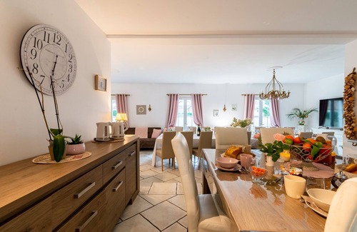 Brazey-en-Plaine Villa | Large gite sleeping 15 to 20 people indoor swimming pool and reception room