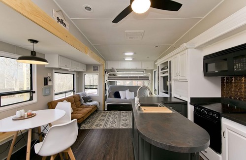 Points House | Large Glamper w/Hot Tub and full bathroom-sleep 6