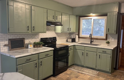 New London House | LARGE Group Lake Home-Enjoy and relax year round