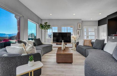 Northeast Colorado Springs House | Large Home-Pikes Peak Views-High End-Pool Table