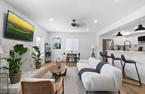 Los Angeles House | Large Home w/Views of DTLA Sleeps 8 Golf/Spa/Fire