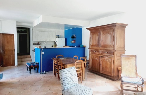 Villandraut Villa | Large house in a village on the edge of a forest