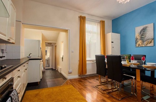 Heaton Apartment | Large House in Newcastle City Centre - Sleeps 12