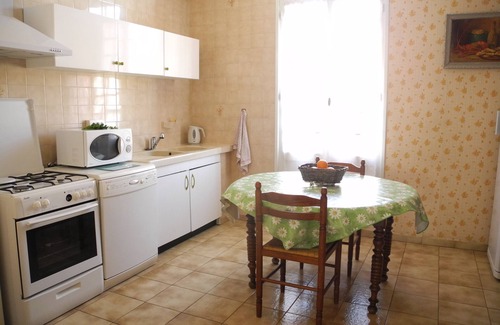 Paulhan House | Large independent house with shaded garden in southern village