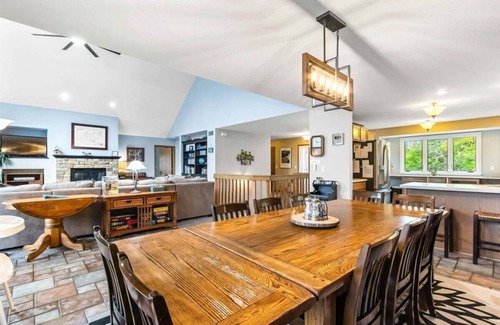 Big Bay House | LARGE LAKEFRONT HOME ON LAKE PETENWELL WITH VOLLEYBALL COURT *NEW DISCOUNTED WINTER RATE*