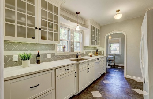 Norman House | Large luxury Home - Walk to Campus/Stadium in the Heart of Norman
