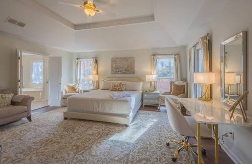 Athens Villa | Large Luxury House, 4 King Beds & 21 Total, Hot Tub, Theater, Fireplace, Game Room, Ping-pong, Pool Table, Air Hockey, Arcade, River, Big Kitchen, Nice Porch, Quiet, Good for Families and Large Groups, Near UGA Golf Course, Close to UGA & Stanford Stadium