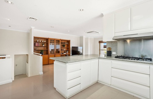 Dianella House | LARGE LUXURY MANSION SLEEPS 15 + POOL