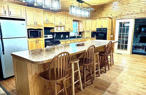 Washington Court House Cabin | Large Modern Cabin w/balcony & large entertainment areas-hot tub and pool table!