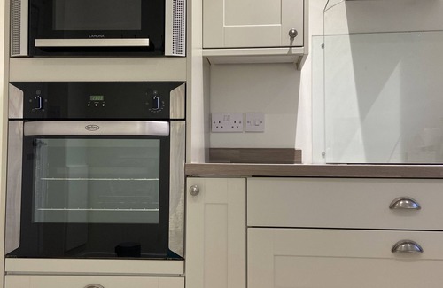 Netley Apartment | Large modern 2 Bedroom Apartment with Sofa Bed