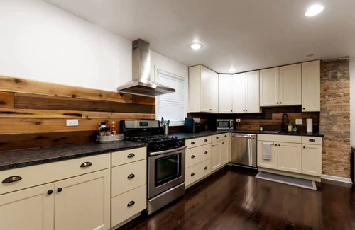 Forest Park Apartment | Large, modern 2 bedroom in the heart of Forest Park