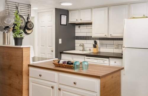 Three Tree Point Apartment | Large Modern 2 Bedroom near Ocean, Airport, and Seattle with private garage