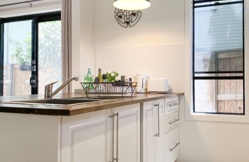 Corinda Apartment | Large modern apartment in leafy lifestyle cafe precinct