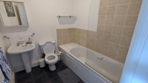 Ongar Apartment | Large Newly updated 3BD Duplex 20Min to Airport
