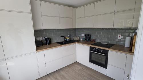 Ongar Apartment | Large Newly updated 3BD Duplex 20Min to Airport