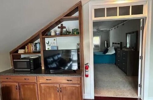 Salem Apartment | Large Private Guest House with Lake Views