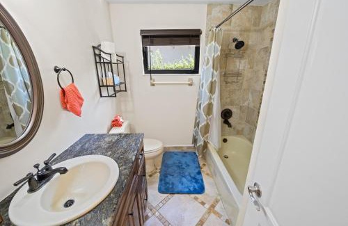 South Miami House | Large Private Room, Free Car Service, Walk to UM!