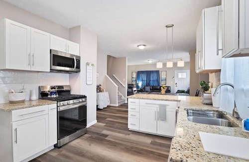 Detroit - Shoreway Apartment | Large Remodeled 4 Bedroom! Only 7 Minutes to Downtown!