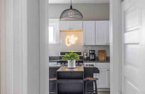 Detroit - Shoreway Apartment | Large Renovated 4 Bedroom Home! 9 min to Downtown CLE