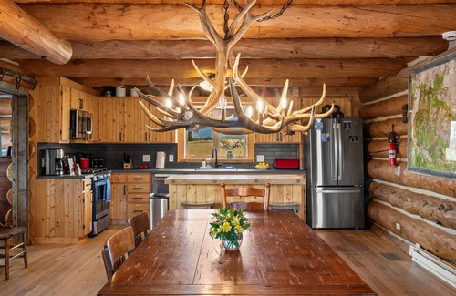 Pray House | Large riverfront home, fishing, firepit, close to Chico and Yellowstone