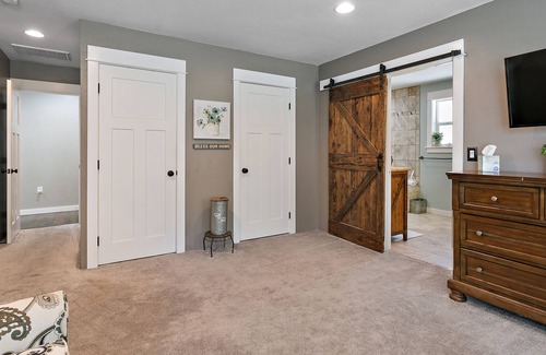 Central Point Other | π Large Scenic Home with Spectacular views!! Jacuzzi + Sleeps up to 8