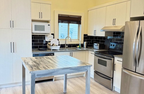 Ranchlands House | Large single room private-bath close LRT free parking