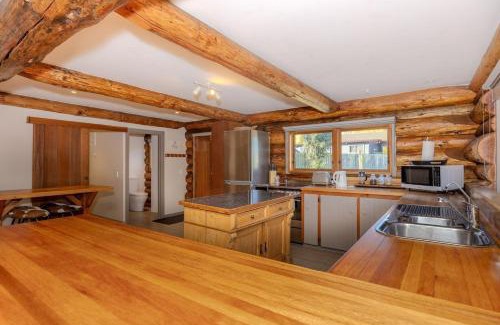 Wanaka Ski Chalet | Large Ski Club Style Lodge, Views, Walk to town