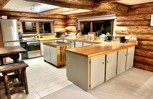 Wanaka Ski Chalet | Large Ski Club Style Lodge, Views, Walk to town