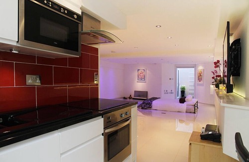Hammersmith Broadway Apartment | Large-Studio-Ensuite